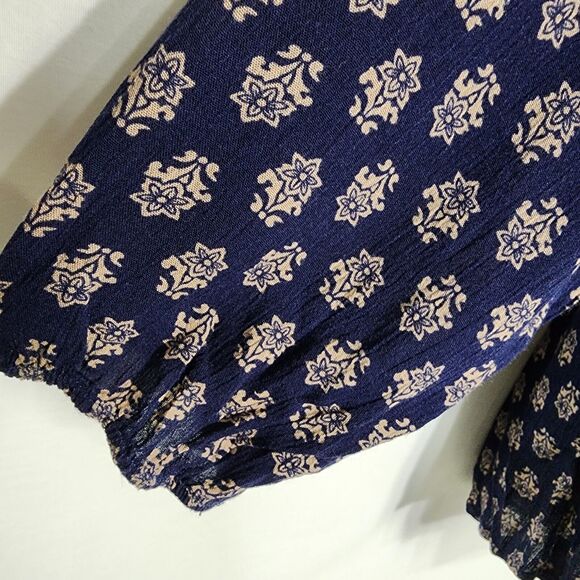 Fun2Fun Womens Blouse Medium Blue Floral 3/4 Sleeve Curved Hem Lattice V Neck - Picture 7 of 9